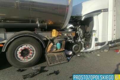 Na A4 bus uderzył w cysternę. Kierowca Renault Master w ciężkim stanie