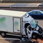 Na S8 Fiat Ducato najechał na naczepę. Kierowcę busa wycinali strażacy