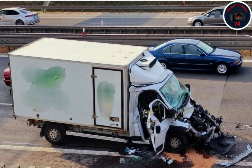 Na S8 Fiat Ducato najechał na naczepę. Kierowcę busa wycinali strażacy