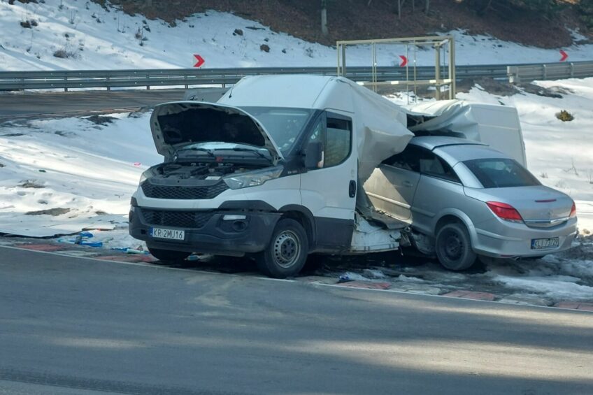 Pod Limanową Opel Astra wbił się w bok Iveco Daily