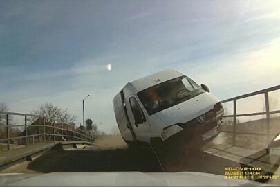 Pijany kierowca Peugeota Boxera wjeżdża w barierki i Audi (WIDEO)