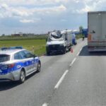 Koło od ciężarówki uderzyło w Sprintera  – kierowca przeżył