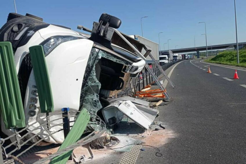 Prędkość i źle zabezpieczony ładunek przyczyną wywrócenia się Daily na S11