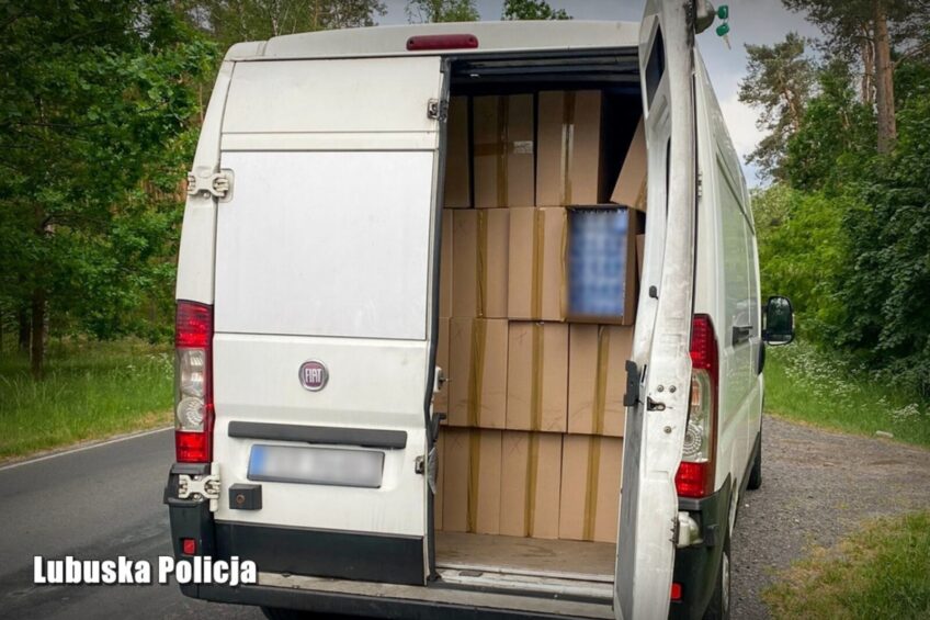 Uciekał Fiatem Ducato – nie miał uprawień a na pace papierosy bez akcyzy