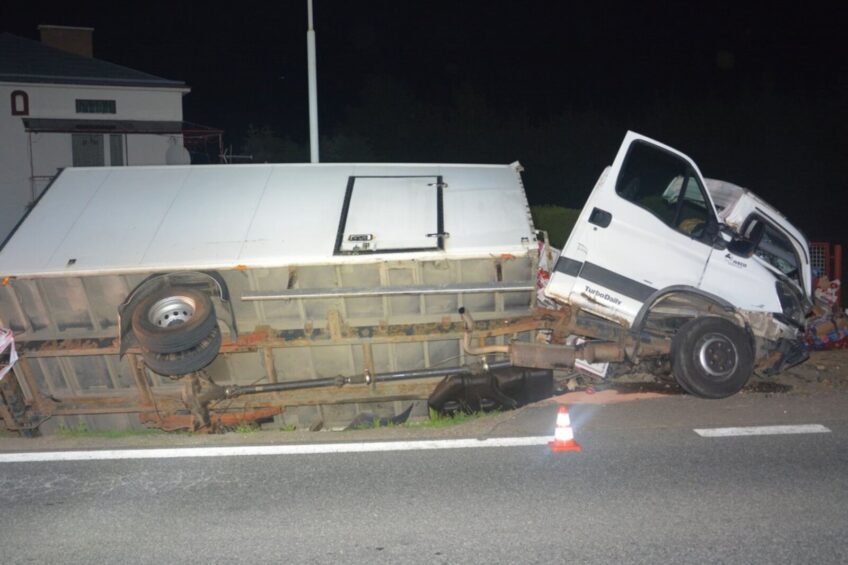 Kierowca Daily wjechał w betonowy przepust – trafił do szpitala