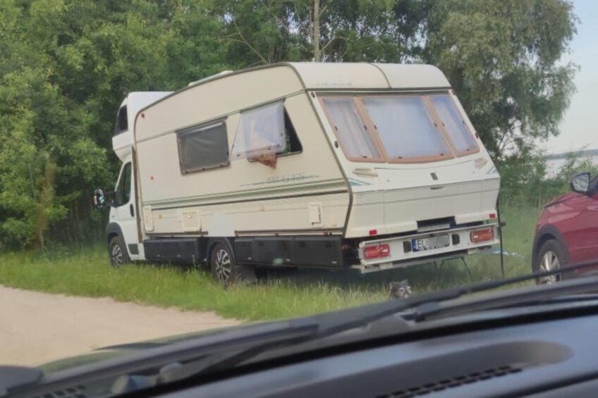 Międzynarodówka została kamperem – półintegra dla ubogich