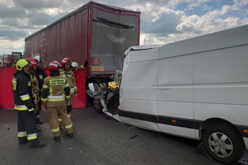 Na A4 Renault Master wbiło się pod naczepę. Kierowca busa zmarł