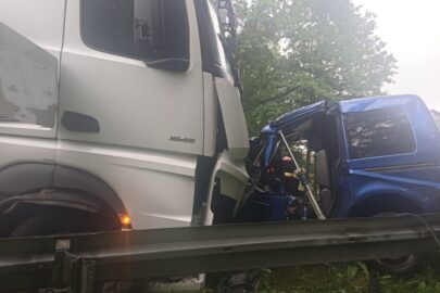 Na DK 21 VW Caddy uderzył w ciężarówkę – nie żyją 3 osoby