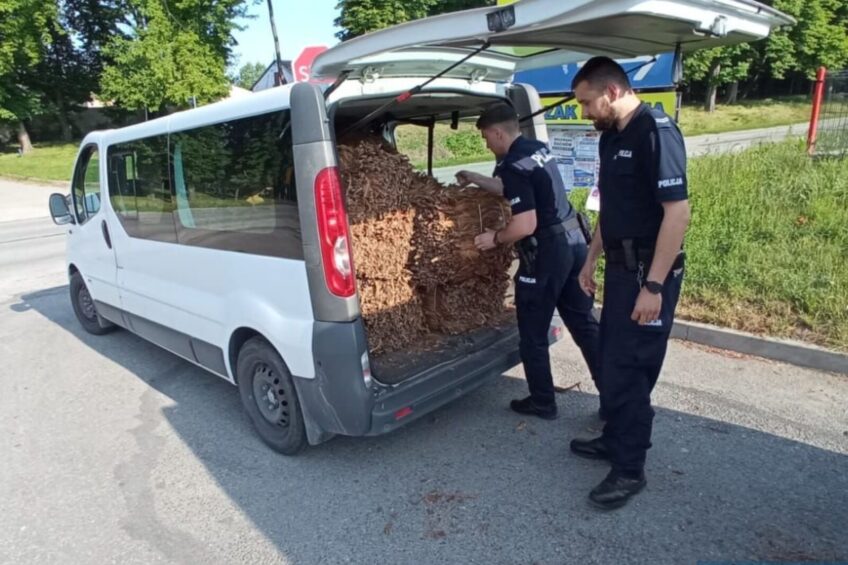 Przewoził przeszklonym Renault Trafic tytoń – zwrócił uwagę policjantów