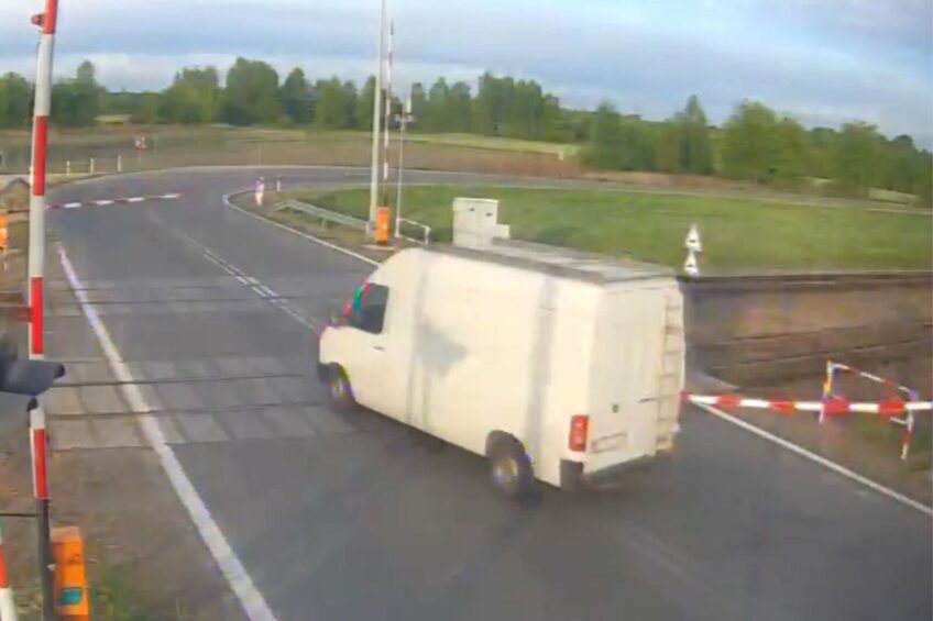 Volkswagenem LT uszkodził rogatkę. Zapłaci mandat i koszty naprawy