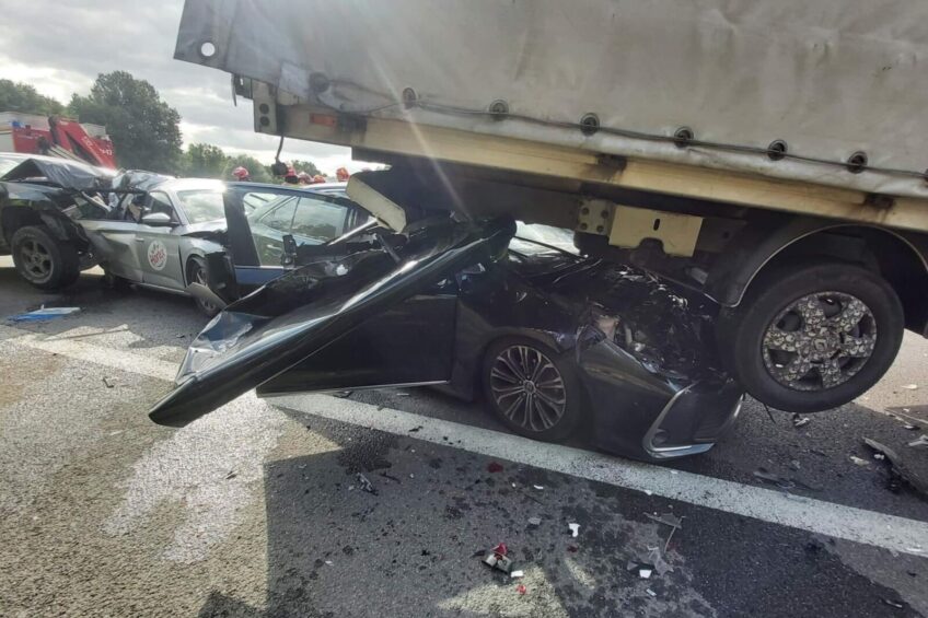 Bus w powietrzu po karambolu na DK 25. Służby wezwał system eCall