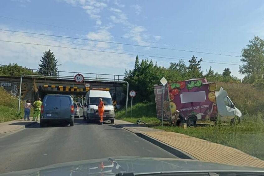 Mercedes Sprinter kontra wiadukt mistrzów w Tychach