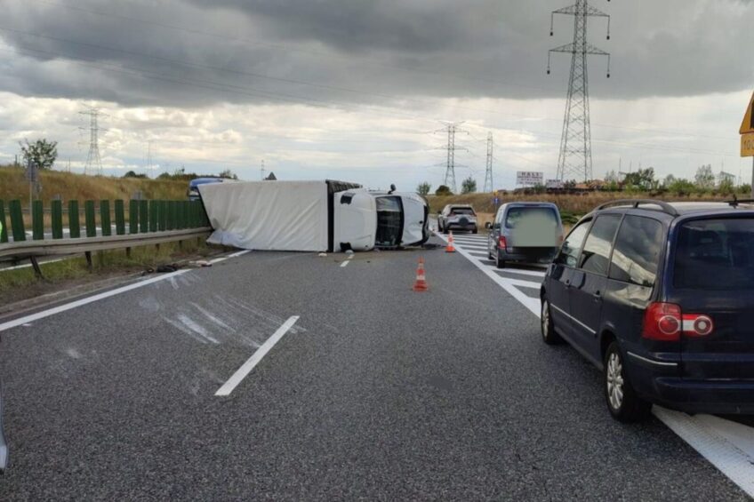 Mikrosen powodem wywrócenia busa na S8 pod Wyszkowem