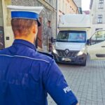 Cofał busem po chodniku – potrącona kobieta trafiła do szpitala