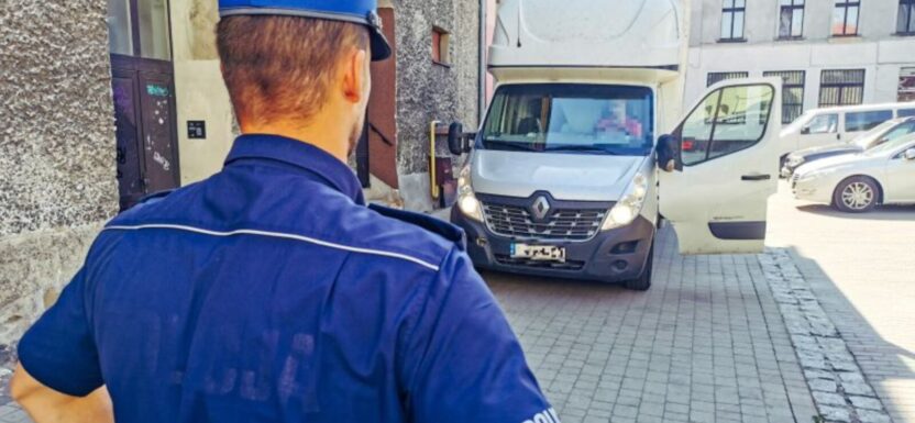 Cofał busem po chodniku - potrącona kobieta trafiła do szpitala