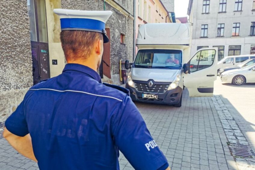 Cofał busem po chodniku – potrącona kobieta trafiła do szpitala
