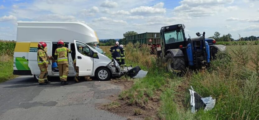 Kurierski elektryczny furgon kierowany przez 19-latka uderzył w ładowarkę