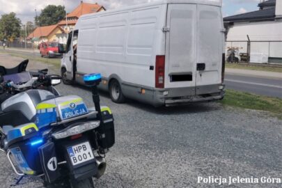 Miśki na hulajnogach ściągnęły na wagę przeciążonego busa