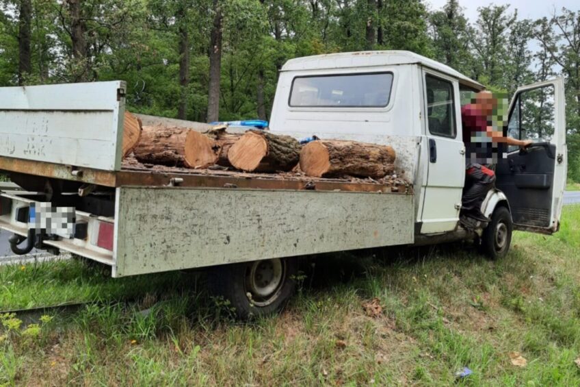 Niczym gang Olsena – położyli się pod doką i zwrócili uwagę policjantów