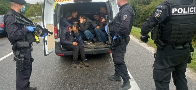 23 nielegalnych migrantów w Mercedesie Vito