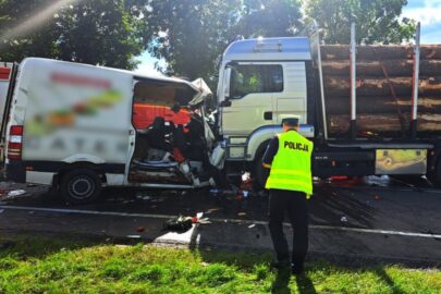 Na DK 22 kierowca Sprintera wjechał w zestaw z dłużycą