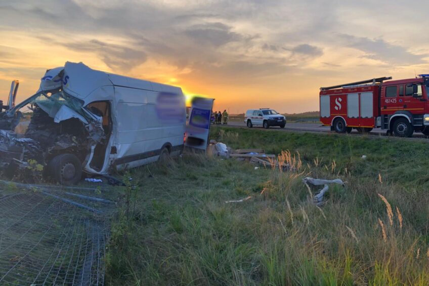 Na S8 kurierskie Renault Master wjechało w busa – zmarł kurier