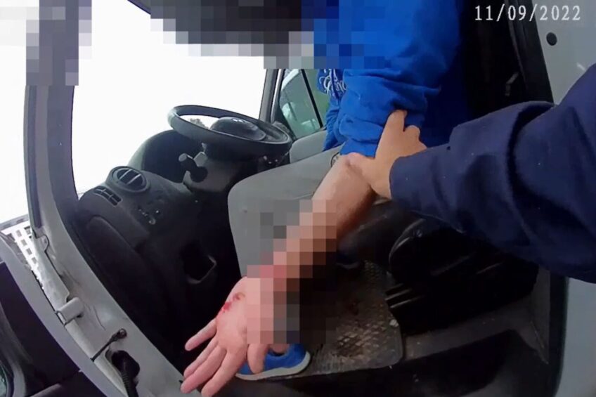 Podciął sobie żyły za kierownicą Mastera. Potem zaatakował policjantów