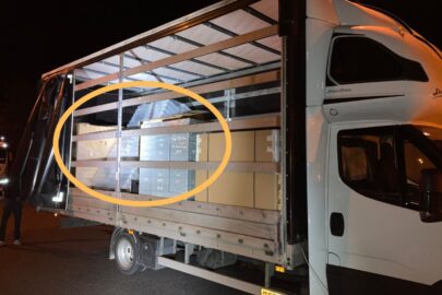 Bus z Polski przechylony na lewą stronę i z wybrzuszoną plandeką