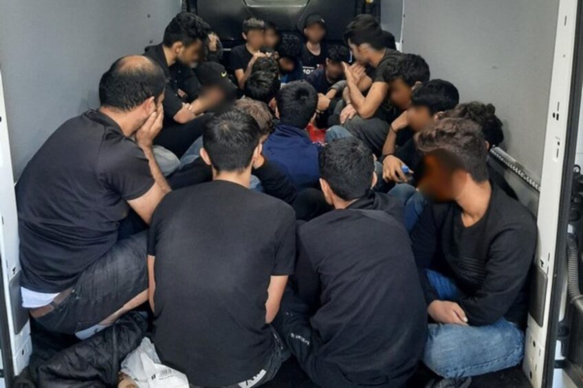 Przewiózł przez polsko-niemiecką granicę 29 migrantów na pace vana