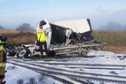 Zestaw z amoniakiem przewrócił się na Sprintera. Zmarł kierowca busa