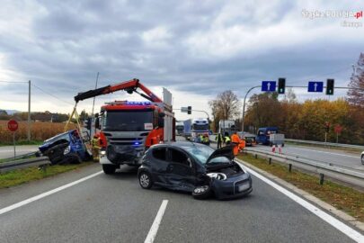 Na DK 81 osobówka uderzyła w Iveco Daily przewożące butle z gazem