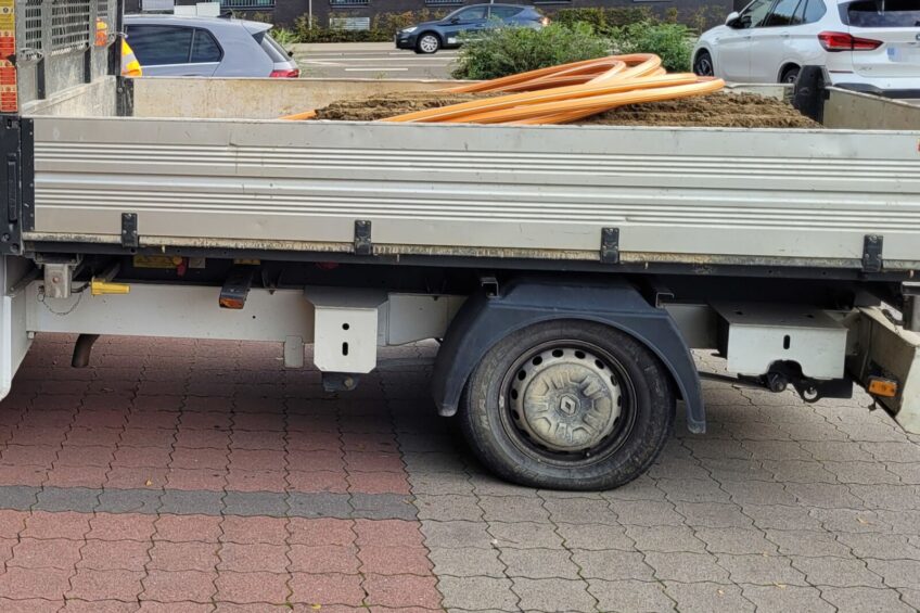 W Niemczech też potrafią! Przeciążony Master na pojedynczym kole