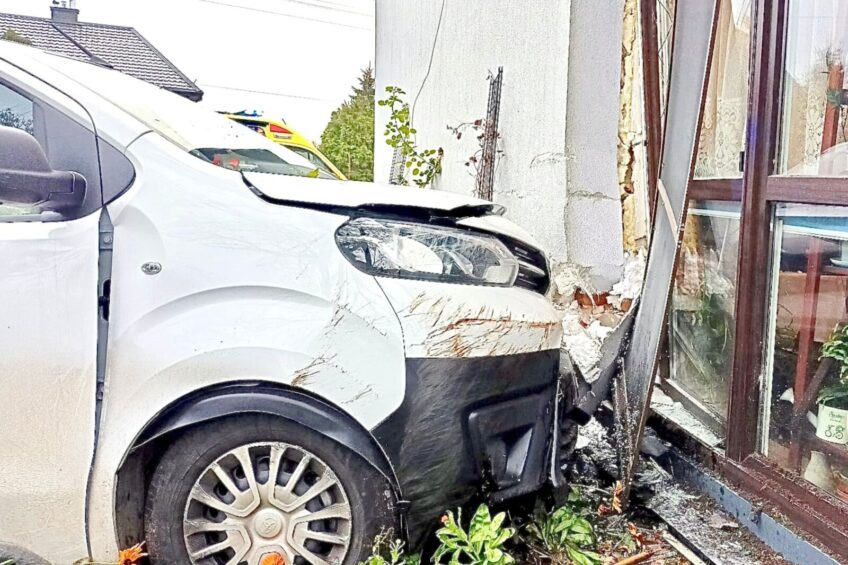 Dostawcza Toyota PROACE wjechała w dom – kierowca zasnął?