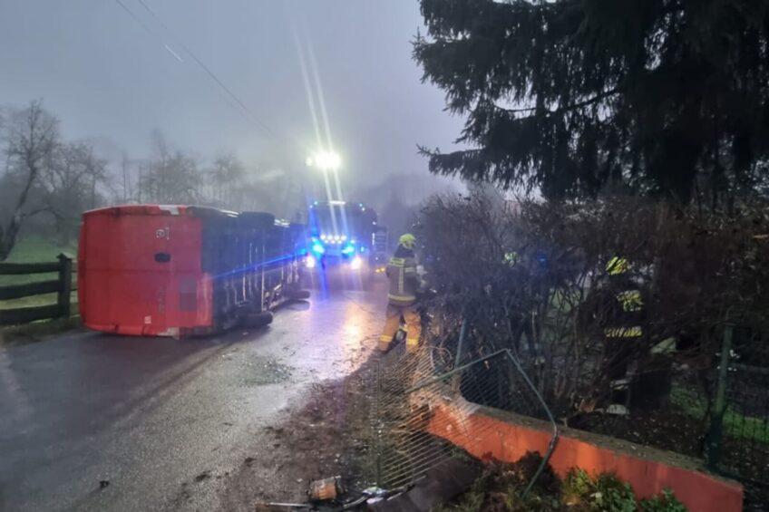 Kierowca przewrócił busa i uszkodził ogrodzenie. Został pouczony