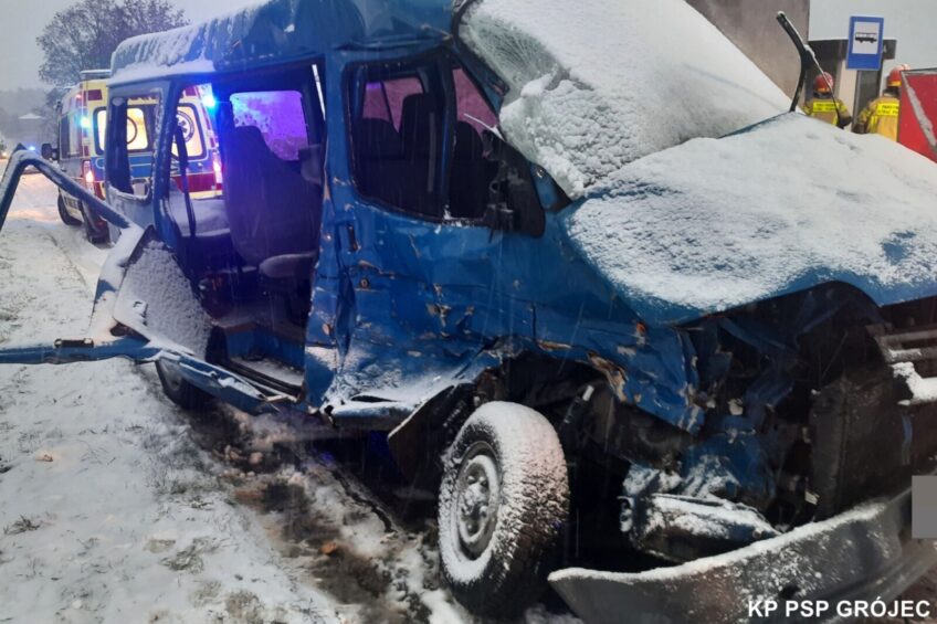 Na DW 731 Ford Transit uderzył w ciężarówkę – 1 osoba zmarła a 7 jest rannych