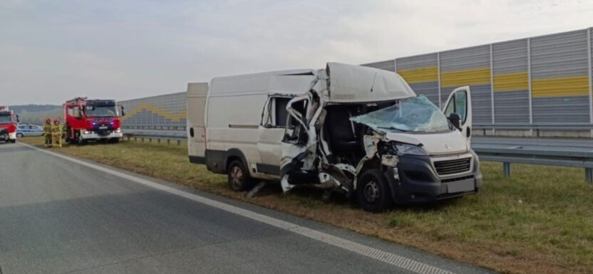 Na S8 pasażer z busa wypadł na jezdnię po uderzeniu w ciężarówkę