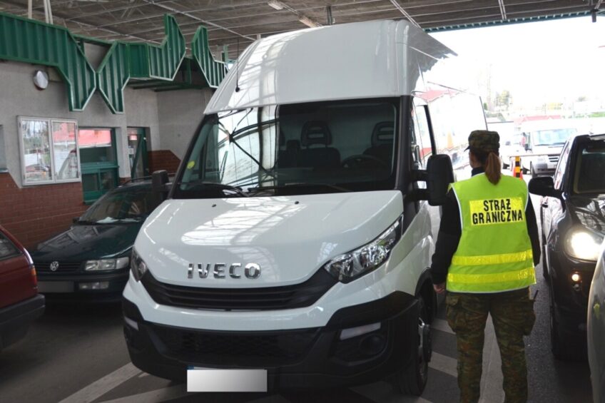 Skradziony we Francji bus odzyskany w Bobrownikach