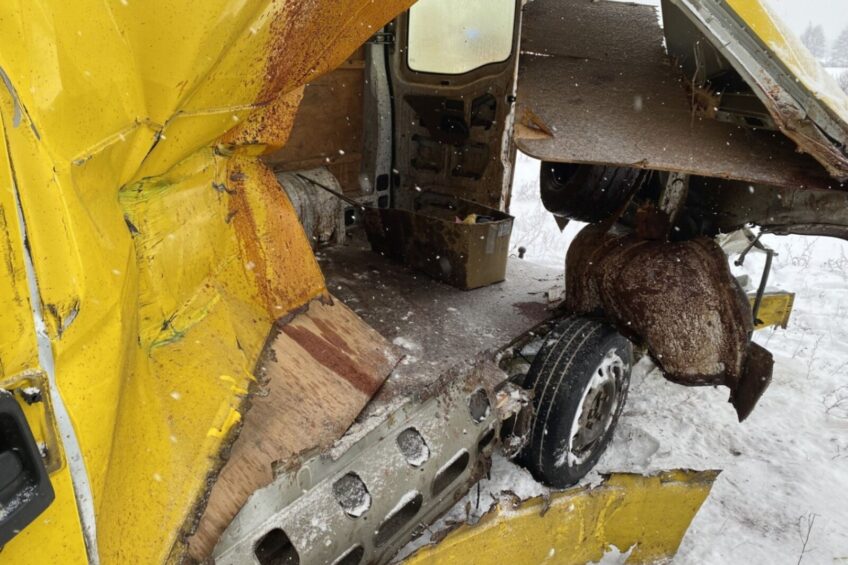 Furgon rozpruty niczym puszka po makreli. Tyle zostało z X70