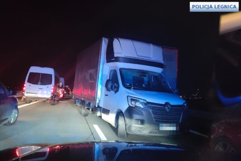 Masterką zablokował korytarz życia na A4. Trafił na „drogówkę”