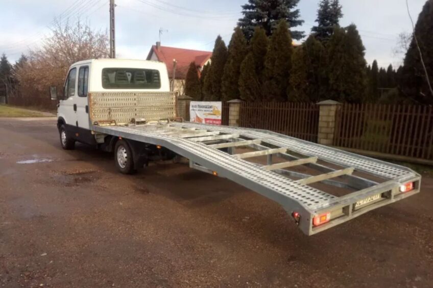 Lekkie zachwianie proporcji – ta autolaweta jest na sprzedaż