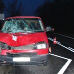 Młoda kobieta wbiegła przed VW Transportera – tragedia na DK 15