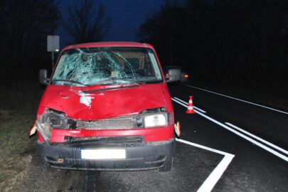 Młoda kobieta wbiegła przed VW Transportera – tragedia na DK 15