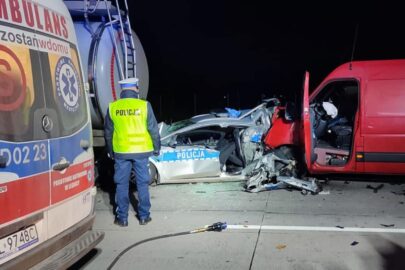 Na A4 bus wbił radiowóz pod cysternę – 2 policjantów w szpitalu