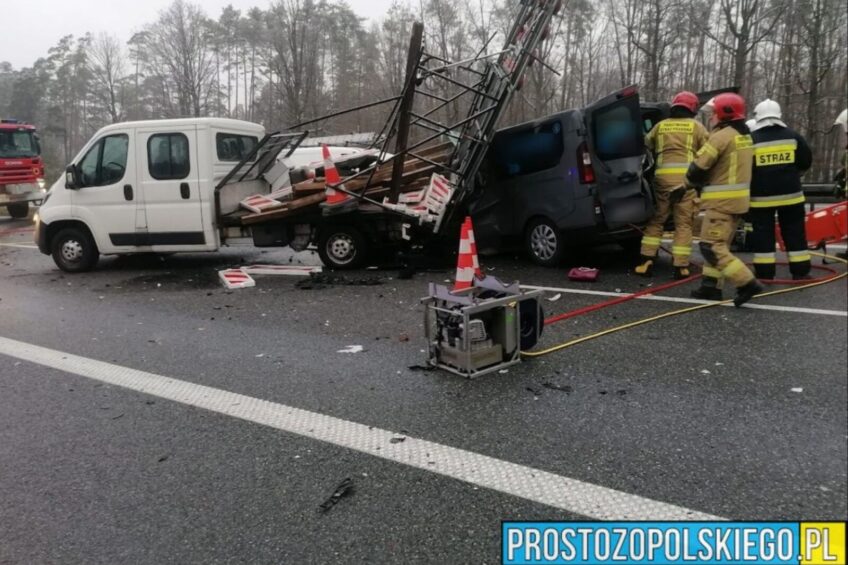 Na A4 minibus uderzył w Boxera służby drogowej – 2 osoby nie żyją