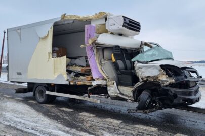 Na DK 11 Iveco Daily uderzyło w naczepę. Kierowca chłodni przeżył