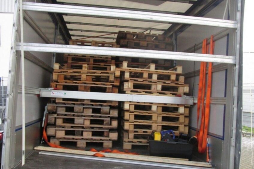 Przeładowany bus z Polski zatrzymany na A5. Kara także dla spedycji