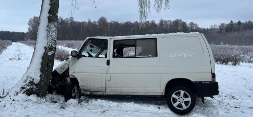 Volkswagen T4 był na letnich oponach - 4 osoby trafiły do szpitala