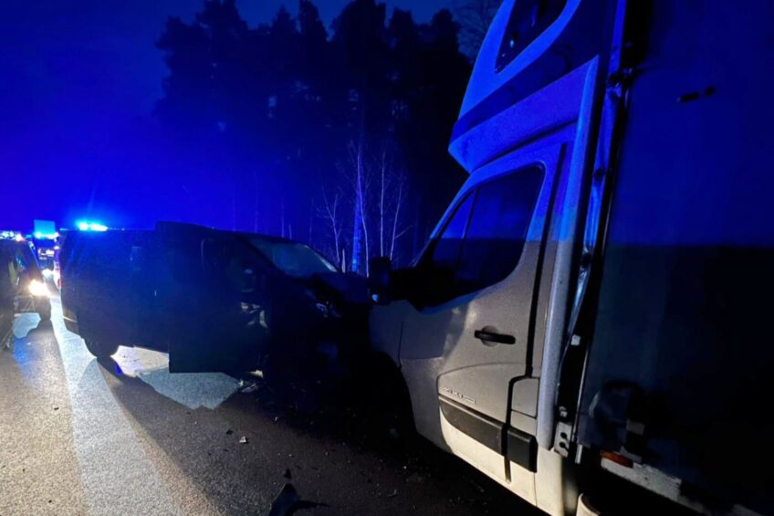 19-latek z Mastera wjechał w minibusa – kierowca Trafica w szpitalu