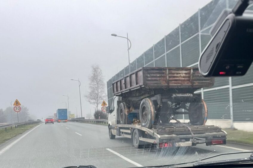 Gabaryty dalej idą w dzień – Crafter z przyczepą rolniczą na DK 1