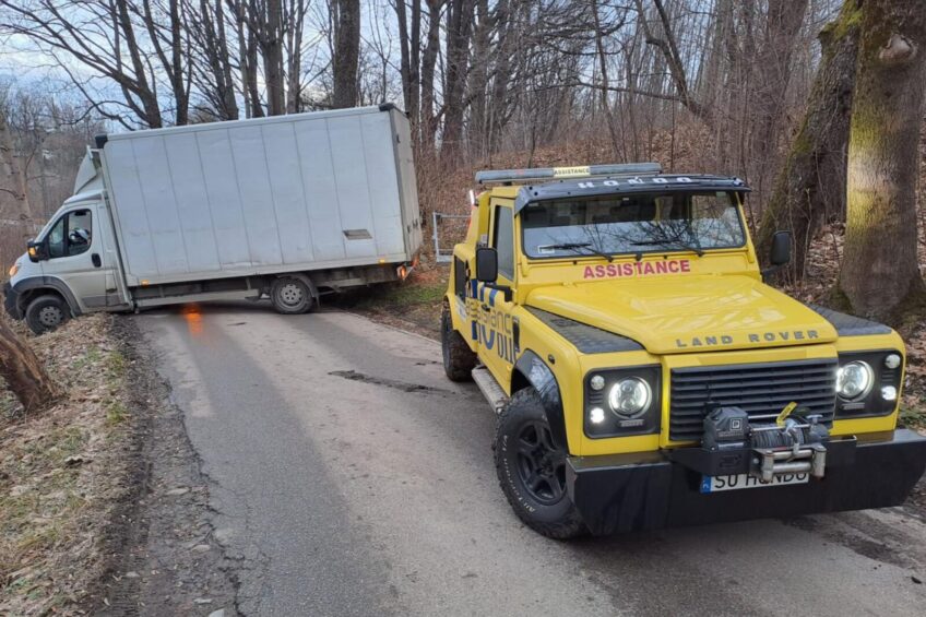 Kierowca Jumpera nie wjechał pod niski wiadukt – utknął zawracając